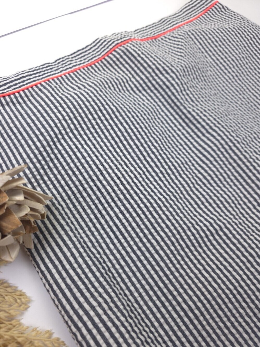 J. Crew Navy and White Pinstripe Pencil Skirt with Coral Trim Seersucker Sz 4 - Picture 3 of 8
